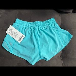 NWT Lululemon Hotty Hot 2.5in, Low-Rise, Size 6, Electric Turquoise